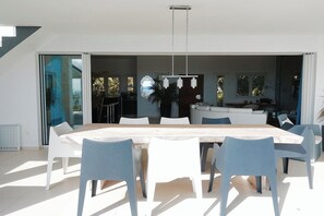 Modern and fully equipped with air conditioning, breakfast bar for 4, electric oven, gas stove, dishwasher, 2 fridges and freezer, ice maker, coffee machine and Nespresso machine, microwave, toaster, blender, hood, electric kettle, gas babecue outside. Di