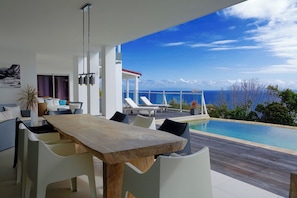 Modern and fully equipped with air conditioning, breakfast bar for 4, electric oven, gas stove, dishwasher, 2 fridges and freezer, ice maker, coffee machine and Nespresso machine, microwave, toaster, blender, hood, electric kettle, gas babecue outside. Di