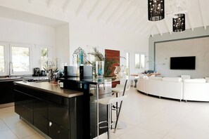 Modern and fully equipped with air conditioning, breakfast bar for 4, electric oven, gas stove, dishwasher, 2 fridges and freezer, ice maker, coffee machine and Nespresso machine, microwave, toaster, blender, hood, electric kettle, gas babecue outside. Di