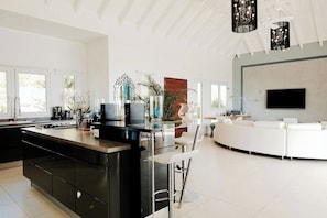 Modern and fully equipped with air conditioning, breakfast bar for 4, electric oven, gas stove, dishwasher, 2 fridges and freezer, ice maker, coffee machine and Nespresso machine, microwave, toaster, blender, hood, electric kettle, gas babecue outside. Di