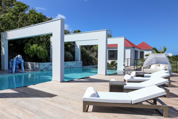 Heated pool 4 x 17 m, spacious terrace with deckchairs. Gas barbecue.