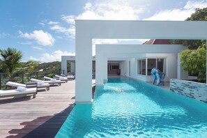 Heated pool 4 x 17 m, spacious terrace with deckchairs. Gas barbecue.