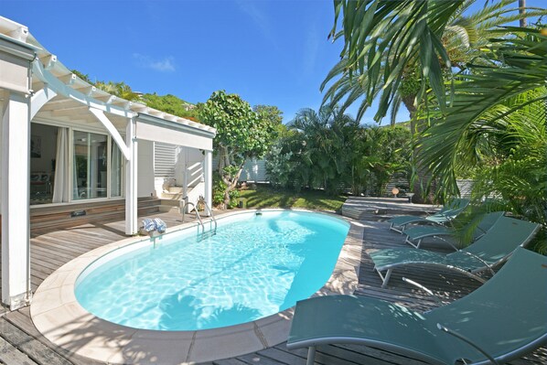 Nice pool 15 x 3 m, expansive terrace with loungers and deck chairs. Outdoor dining table on the covered terrace. 