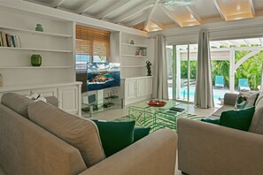 Nice living area opening onto the terrace. Air-conditioning, HD-TV, Apple TV, ceiling fans. 
