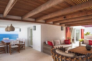 Grand salon extérieur sur la terrasse couverte.