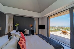 On the main level. King size bed, air conditioning, ceiling fan, HD-TV, Dish Network, safe, dressing room. Ensuite bathroom with indoor Italian shower, double sink. The bedroom opens onto the terrace and the pool. 