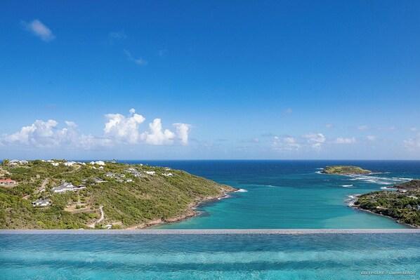 Heated pool 3.5 x 18 m surrounded by a spacious sun terrace with deckchairs. An outdoor lounge area with large sofas is on the covered terrace. Spectacular view of the bay of marigot. 
