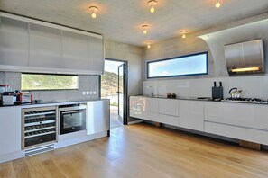 Fully equipped kitchen, refrigerator and wine cellar, blender, centrifuge, ice machine, gas grill, dishwasher, Nespresso coffee machine, toaster. Outdoor dining table on the back of the property with magnificent ocean views.