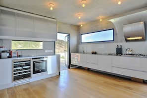 Fully equipped kitchen, refrigerator and wine cellar, blender, centrifuge, ice machine, gas grill, dishwasher, Nespresso coffee machine, toaster. Outdoor dining table on the back of the property with magnificent ocean views.