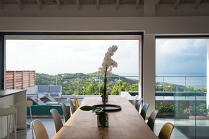 Ocean view kitchen, fully equipped with gas oven and stove, microwave, fridge and freezer, ice maker, wine cellar, Nespresso machine, toaster, dishwasher, ceiling fan, electric kettle, Sonos sound system. Outdoor gas barbecue. Indoor dining table for 10 g