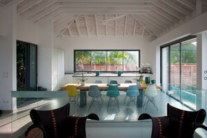 Ocean view kitchen, fully equipped with gas oven and stove, microwave, fridge and freezer, ice maker, wine cellar, Nespresso machine, toaster, dishwasher, ceiling fan, electric kettle, Sonos sound system. Outdoor gas barbecue. Indoor dining table for 10 g