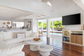 Air-conditioning, HD-TV, Dish Network, Apple TV, telephone, ceiling fan. Ocean views.