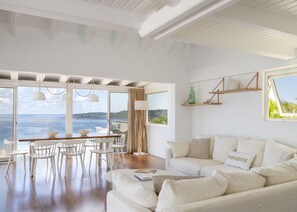 Air-conditioning, HD-TV, Dish Network, Apple TV, telephone, ceiling fan. Ocean views. 