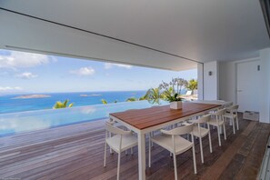 Modern and fully equipped kitchen, electric oven, gas stove, microwave, toaster, filter coffee machine and Nespresso machine, 2 refrigerators / freezers, blender, wine cellar, electric kettle, electric fruit squeezer, hood (drop down system). Gas barbecue