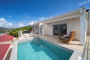 Beautiful terrace with outdoor lounge, nice pool facing the view, sun loungers. Gaz barbecue.
