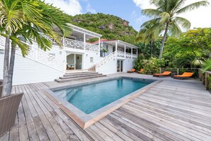 Large terrace surrounding the pool, offering an amazing view of Corossol Harbor and the sunset. Nice swimming pool with splendid view.