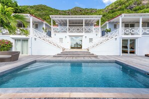 Large terrace surrounding the pool, offering an amazing view of Corossol Harbor and the sunset. Nice swimming pool with splendid view.