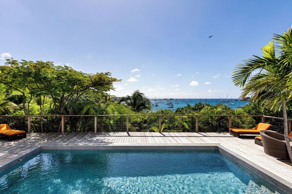Large terrace surrounding the pool, offering an amazing view of Corossol Harbor and the sunset. Nice swimming pool with splendid view.