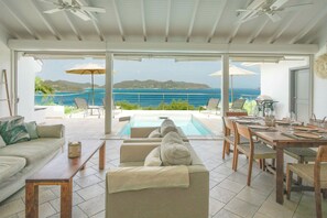 Ceiling fan. Dining table for 6 guests. View over the bay.