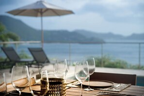 Ceiling fan. Dining table for 6 guests. View over the bay. 