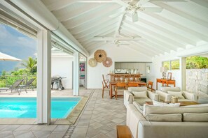 Ceiling fan. Dining table for 6 guests. View over the bay.