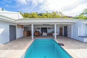 Nice pool facing the view, sund loungers, gas barbecue.