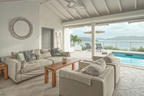 Ceiling fan. Dining table for 6 guests. View over the bay.