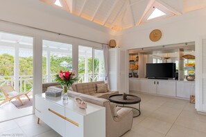 Situated in the upper level. Air-conditioning, HD-TV, DVD player, Dish Network satellite, iPod dock, ceiling fan, telephone, WIFI. Ocean view.