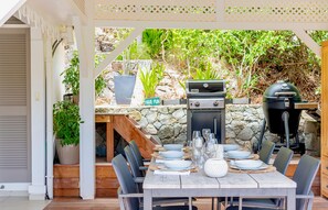 Cuisine située dans le séjour. Air conditionné et bien équipé. Réfrigérateur et congélateur avec machine à glaçons, four électrique, cuisinière à induction, micro-ondes, lave-vaisselle, mixeur, presse-agrumes, bouilloire électrique, cafetière filtre et ma