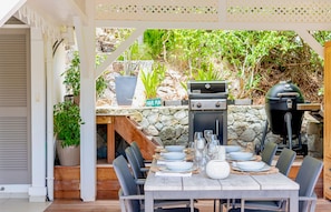 Cuisine située dans le séjour. Air conditionné et bien équipé. Réfrigérateur et congélateur avec machine à glaçons, four électrique, cuisinière à induction, micro-ondes, lave-vaisselle, mixeur, presse-agrumes, bouilloire électrique, cafetière filtre et ma