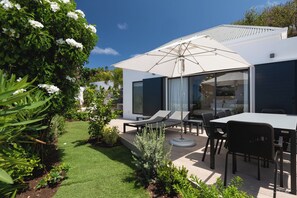 Fully equipped kitchen, central island unit, fridge and freezer with ice machine, cooking range with gas burners, hood, microwave, dishwasher, filter coffee maker and espresso coffee machine, wine cooler, toaster.  Indoor dining table in the great room. O
