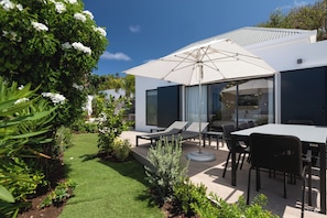 Fully equipped kitchen, central island unit, fridge and freezer with ice machine, cooking range with gas burners, hood, microwave, dishwasher, filter coffee maker and espresso coffee machine, wine cooler, toaster. Indoor dining table in the great room. O