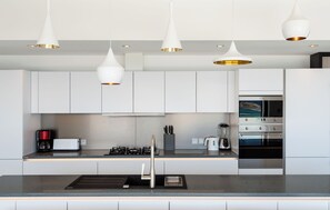 Fully equipped kitchen, central island unit, fridge and freezer with ice machine, cooking range with gas burners, hood, microwave, dishwasher, filter coffee maker and espresso coffee machine, wine cooler, toaster. Indoor dining table in the great room. O