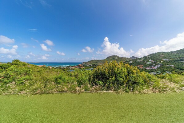 One floor villa. Private parking at the entrance. Panoramic views over the bay. 