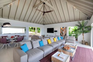 Air-conditioning, HD-TV with Apple TV, Dish Network, Canal Satellite, Sonos sound system, ceiling fan. Ocean view.