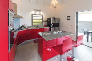 Modern and fully equipped. Air conditioning, electric oven, induction cooker, microwave, refrigerator and freezer, ice machine, dishwasher, filter coffee maker and coffee machine Nespresso, toaster, mixer, electric fruit press, electric kettle. Outdoor di