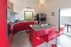 Modern and fully equipped. Air conditioning, electric oven, induction cooker, microwave, refrigerator and freezer, ice machine, dishwasher, filter coffee maker and coffee machine Nespresso, toaster, mixer, electric fruit press, electric kettle. Outdoor di