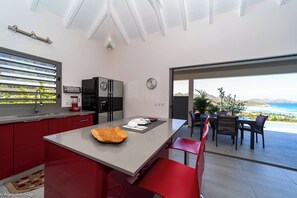 Modern and fully equipped. Air conditioning, electric oven, induction cooker, microwave, refrigerator and freezer, ice machine, dishwasher, filter coffee maker and coffee machine Nespresso, toaster, mixer, electric fruit press, electric kettle. Outdoor di