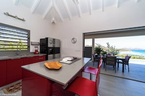 Modern and fully equipped. Air conditioning, electric oven, induction cooker, microwave, refrigerator and freezer, ice machine, dishwasher, filter coffee maker and coffee machine Nespresso, toaster, mixer, electric fruit press, electric kettle. Outdoor di