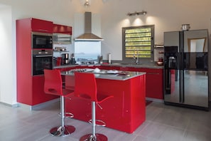 Modern and fully equipped. Air conditioning, electric oven, induction cooker, microwave, refrigerator and freezer, ice machine, dishwasher, filter coffee maker and coffee machine Nespresso, toaster, mixer, electric fruit press, electric kettle. Outdoor di