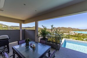 Modern and fully equipped. Air conditioning, electric oven, induction cooker, microwave, refrigerator and freezer, ice machine, dishwasher, filter coffee maker and coffee machine Nespresso, toaster, mixer, electric fruit press, electric kettle. Outdoor di