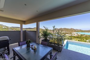 Modern and fully equipped. Air conditioning, electric oven, induction cooker, microwave, refrigerator and freezer, ice machine, dishwasher, filter coffee maker and coffee machine Nespresso, toaster, mixer, electric fruit press, electric kettle. Outdoor di