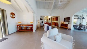 Grand séjour ouvert sur la terrasse, HD-TV, Dish Network, Apple TV. 