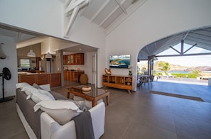 Grand séjour ouvert sur la terrasse, HD-TV, Dish Network, Apple TV.