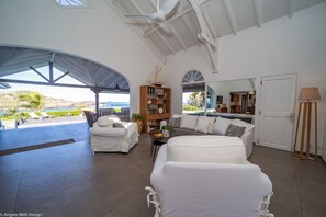 Grand séjour ouvert sur la terrasse, HD-TV, Dish Network, Apple TV. 