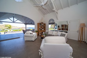 Grand séjour ouvert sur la terrasse, HD-TV, Dish Network, Apple TV.