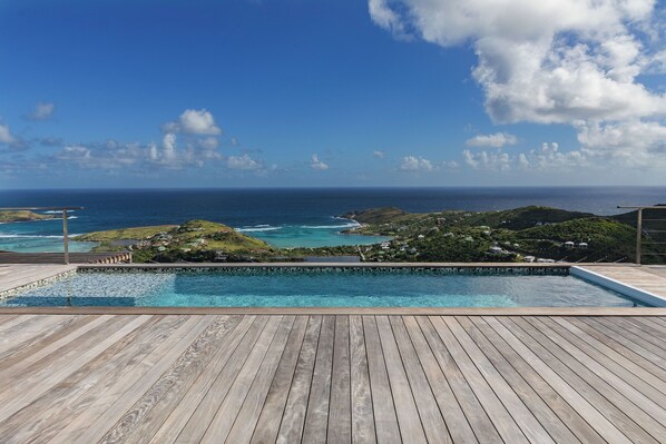 Lovely 9 x 3 m heated pool ( Dec 15 to April 15 ) with steps, expansive terrace, sun loungers. 