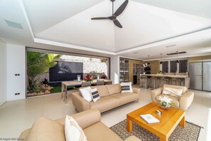 Air conditioning, ceiling fan, HD-TV, Dish network, DVD player, Apple TV. Opens onto the terrace. Ocean view.