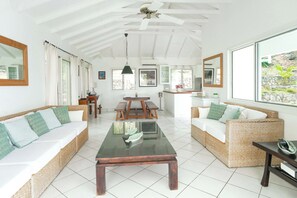 Air conditoning, HD-TV with American satellite and Apple TV, ceiling fan. Ocean View.