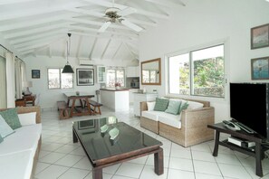 Air conditoning, HD-TV with American satellite and Apple TV, ceiling fan. Ocean View.